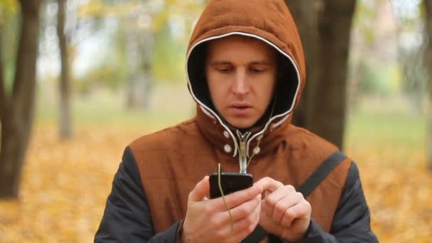 Joven escuchando música en un smartphone — Vídeos de Stock