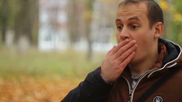 El joven se sorprende de la naturaleza y el fondo — Vídeo de stock