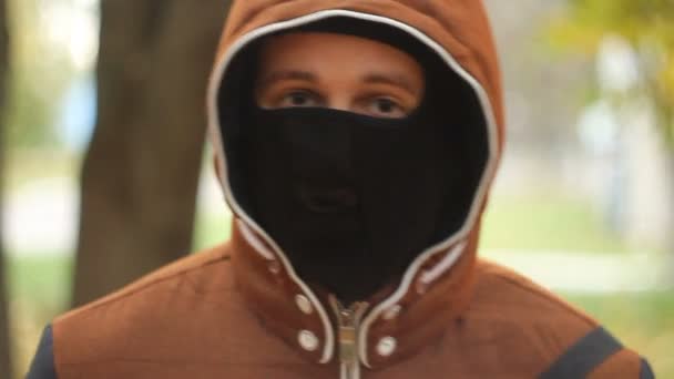 Молодой человек в маске — стоковое видео