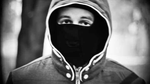 Νεαρός άνδρας με μάσκα — Αρχείο Βίντεο