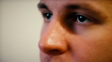 genç bir adamın yakın bir mesafede