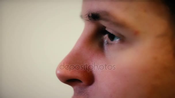 Глаза молодого человека с близкого расстояния — стоковое видео
