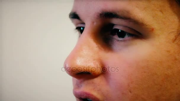 Olhos de um jovem a uma curta distância — Vídeo de Stock