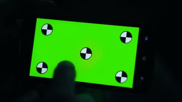 Mann und ein Green-Screen-Smartphone — Stockvideo