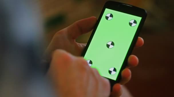 Homme et un smartphone écran vert — Video