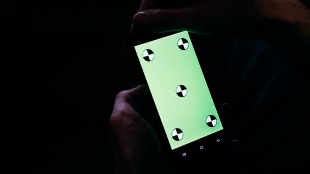 Человек и смартфон с зеленым экраном — стоковое видео