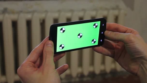 Adam ve yeşil ekran smartphone — Stok video