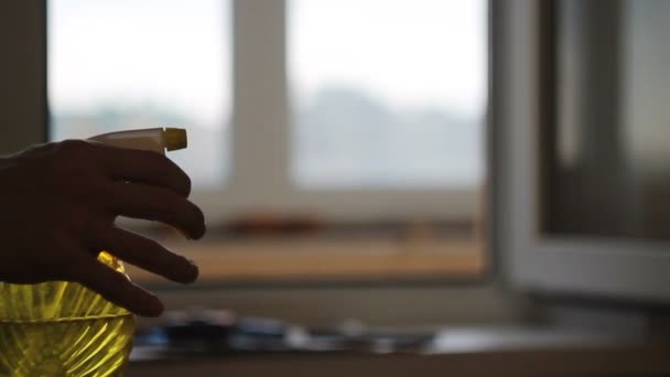 男子用黄色喷雾器 — 图库视频影像
