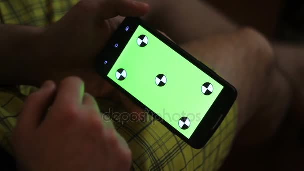 Человек и смартфон с зеленым экраном — стоковое видео