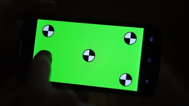 Uomo e uno smartphone schermo verde — Video Stock