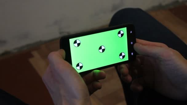 Hombre y un teléfono inteligente de pantalla verde — Vídeos de Stock
