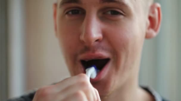 Чоловік чистить зуби вранці — стокове відео