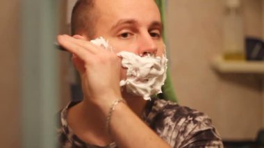 adam sabah banyoda tıraş.