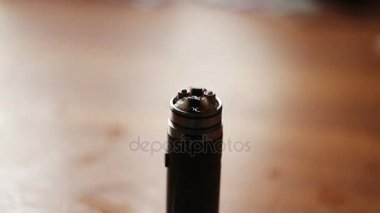 Adam elektronik sigara e-suyu ile doldurma. Depo tankından atomizer ve pil ayırma adam aromalı sıvı e-nikotin içermiyor olabilir veya olmayabilir suyu ile doldurmak için.