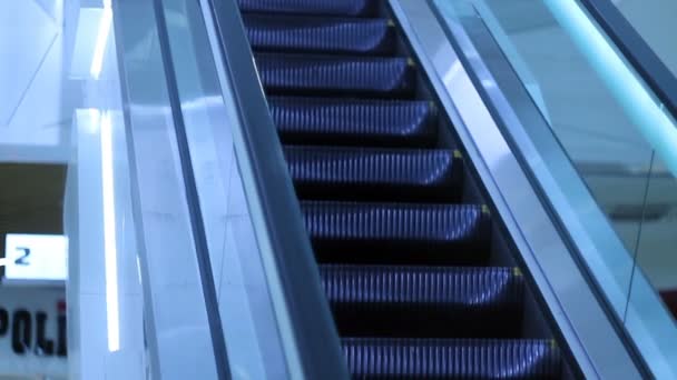 Pohyblivý eskalátor nahoru, mecanic, elektrická, schodiště a eskalátory ve veřejném prostoru — Stock video