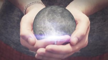 Aya adam elinde döner