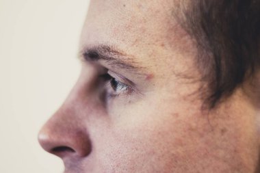 genç bir adamın yakın mesafede