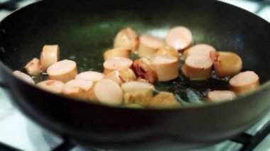 Bir tavada - kızartma sosis ve yumurta yumurta ve sosis