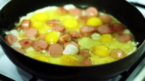 Enchidos e ovos numa frigideira - Enchidos e ovos mexidos — Vídeo de Stock