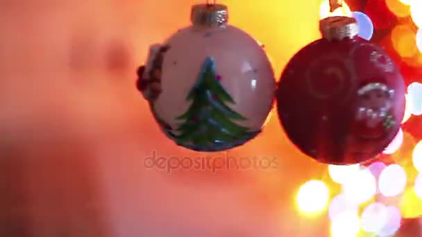 Decoração de Natal e Ano Novo. Desfocado Bokeh fundo de férias. A ligar o Garland. Árvore de Natal luzes cintilando . — Vídeo de Stock