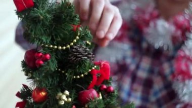 Adam güzel giyinir parıldayan küçük Noel ağacı
