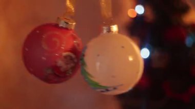 Noel ve yeni yıl dekorasyon. Bulanık Bokeh tatil arka plan. Garland yanıp sönüyor. Pırıltı Noel ağacı ışıkları.