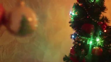 Noel ve yeni yıl dekorasyon. Bulanık Bokeh tatil arka plan. Garland yanıp sönüyor. Pırıltı Noel ağacı ışıkları.