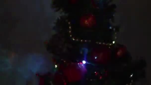 Mooie kleine gloeiende Kerstboom — Stockvideo