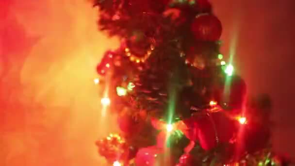 Vacker liten glödande julgran — Stockvideo