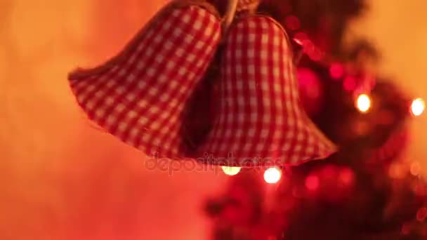 Рождественские и новогодние украшения. Размытые Bokeh Holiday Background. Мерцающий Гарланд. Огни рождественской ёлки . — стоковое видео