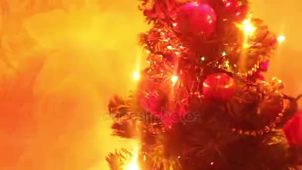 Vacker liten glödande julgran — Stockvideo