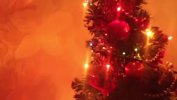 Hermoso pequeño árbol de Navidad brillante — Vídeo de stock