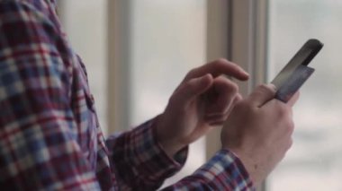 Adam online bankacılık akıllı telefon alışverişini internet üzerinden kullanıyor ve ev yaşam tarzında kredi kartı kullanıyor.