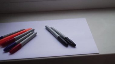 Beyaz bir sayfada renkli işaretler