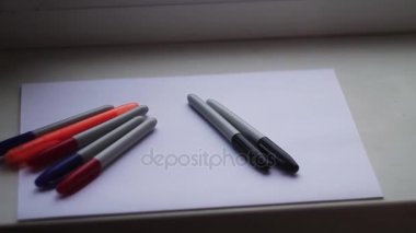 Beyaz bir sayfada renkli işaretler