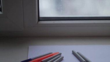 Beyaz bir sayfada renkli işaretler