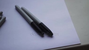 Beyaz bir sayfada renkli işaretler