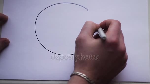 La mano dell'uomo disegna una faccina sorridente su un foglio bianco — Video Stock