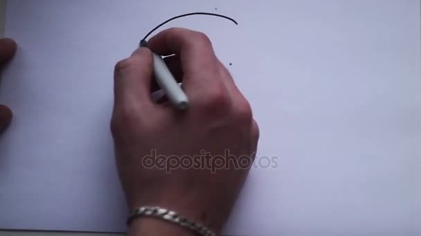 Рука мужчины рисует лицо на белом листе бумаги — стоковое видео