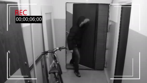 El joven enmascarado rompe la puerta y roba una bicicleta — Vídeos de Stock