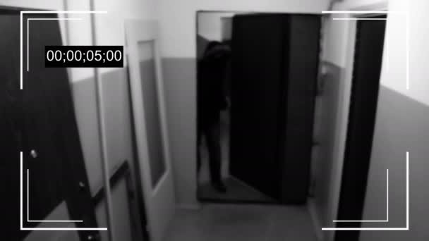 Homem com a máscara quebra a porta e quebra a câmera de vigilância — Vídeo de Stock