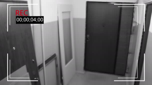Людина в масці розбиває двері і біжить по коридору з пістолетом — стокове відео