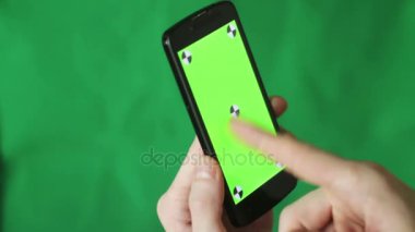 adam ve yeşil ekran smartphone. Yeşil arka plan