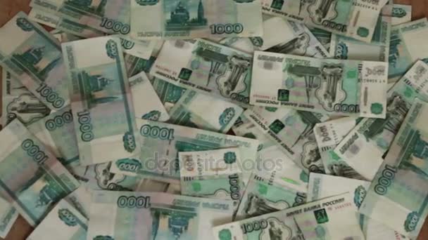 Beaucoup de billets de banque roubles russes couchés sur le sol — Video