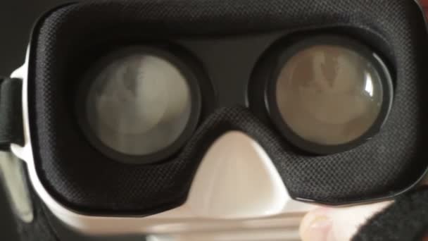 Mans händer ta virtual reality-Glasögon, vr och bära dem, svart bakgrund — Stockvideo