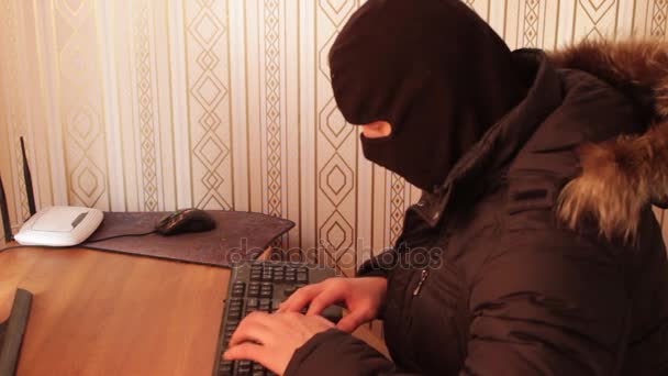 Krádež hackerů pracujících s počítačem. Skvělé video pro a projekt zahrnující kybernetickou kriminalitu a zloděje — Stock video