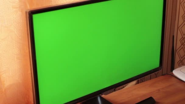 Långsamt närmar monitorn med en grön skärm — Stockvideo