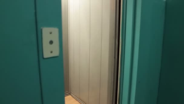 O fechamento de portas de elevador verde — Vídeo de Stock