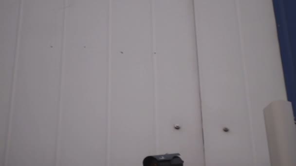 Câmera de vigilância na parede da empresa — Vídeo de Stock