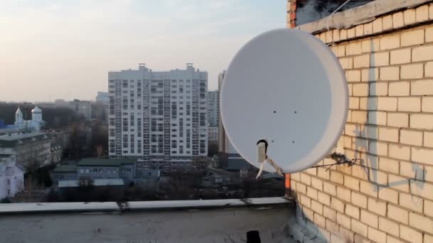 Спутниковая тарелка вид с крыши небоскреба — стоковое видео